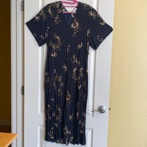 A crinkle textured fabric highlighted with painterly blossoms.